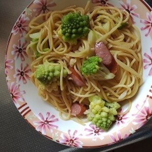 魚肉ソーセージと玉ねぎとキャベツのパスタ